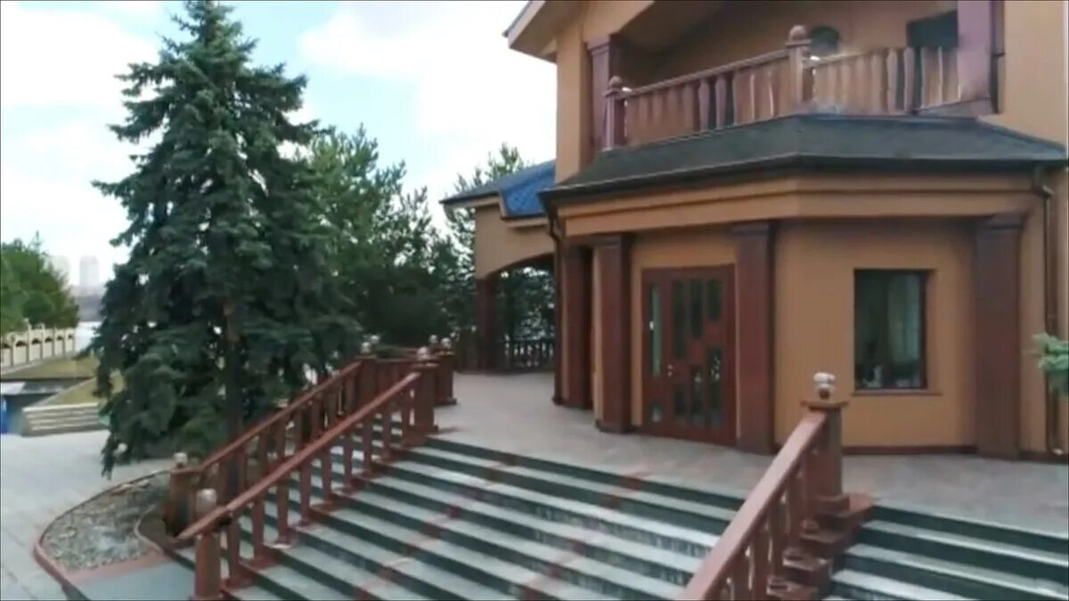 Дом киркорова фото внутри. Дом филиппа киркорова в подмосковье. загородный дом филиппа киркорова. филипп киркоров особняк в подмосковье. усадьба киркорова в мякининской пойме.