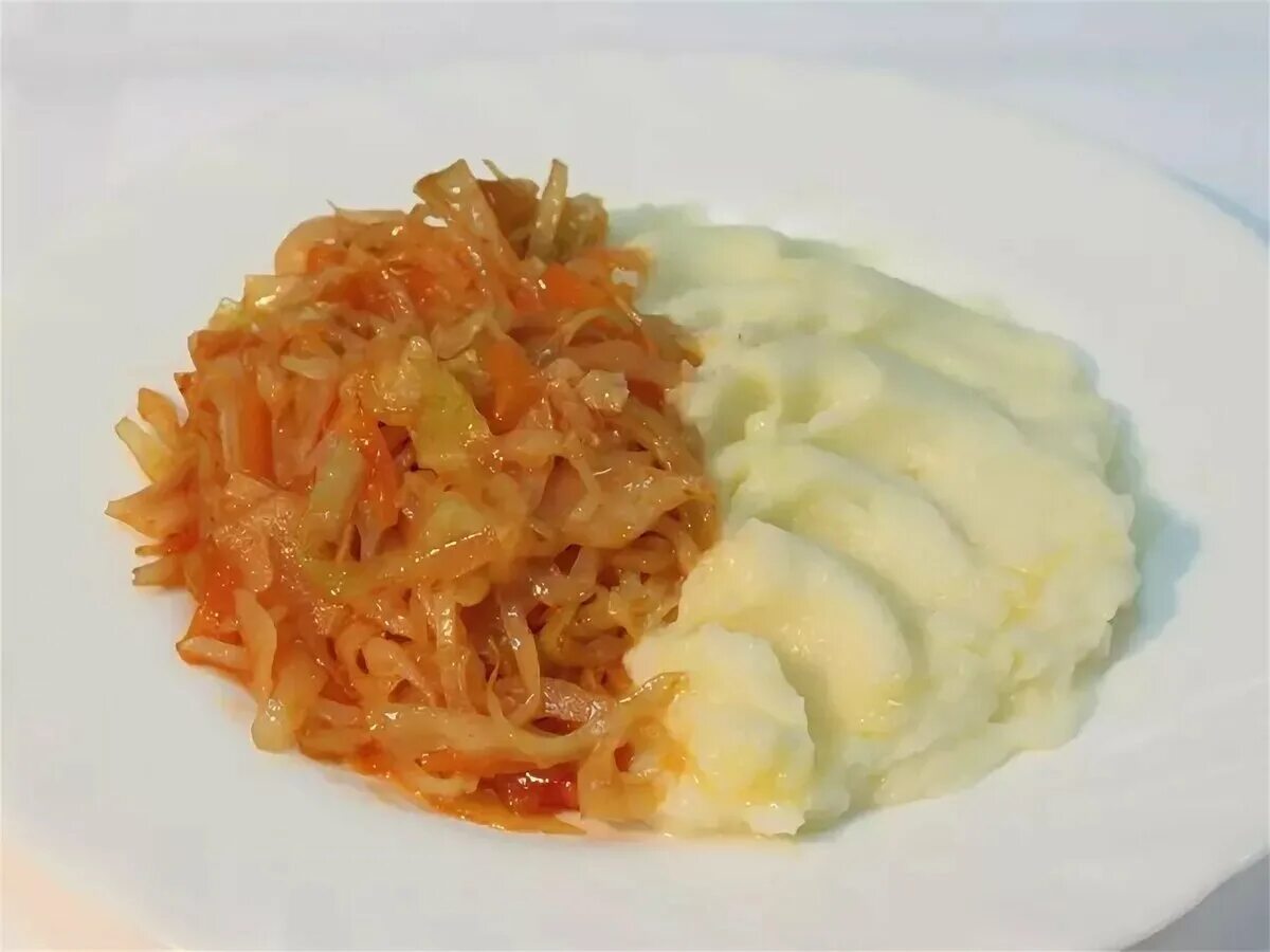 Капуста картошка рис. Сложный гарнир. Пюре с тушеной капустой. Картофельное пюре с тушеной капустой. Пюре с гарниром капустой.