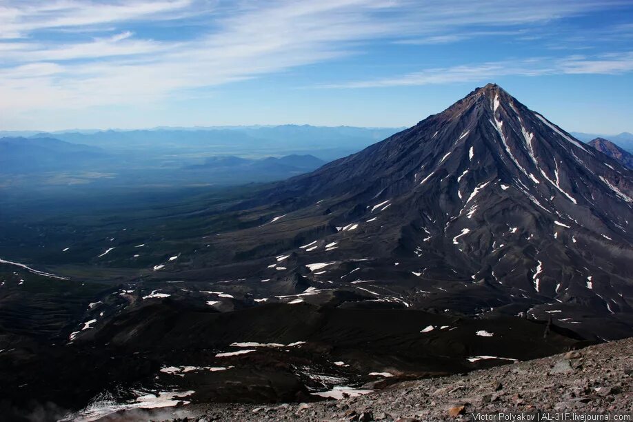 Петропавловск камчатский у подножья вулкана. Авачинская группа вулканов камчатка. Подножье сопок. Вулканы камчатки авачинская сопка. Вулкан вилючинская сопка.