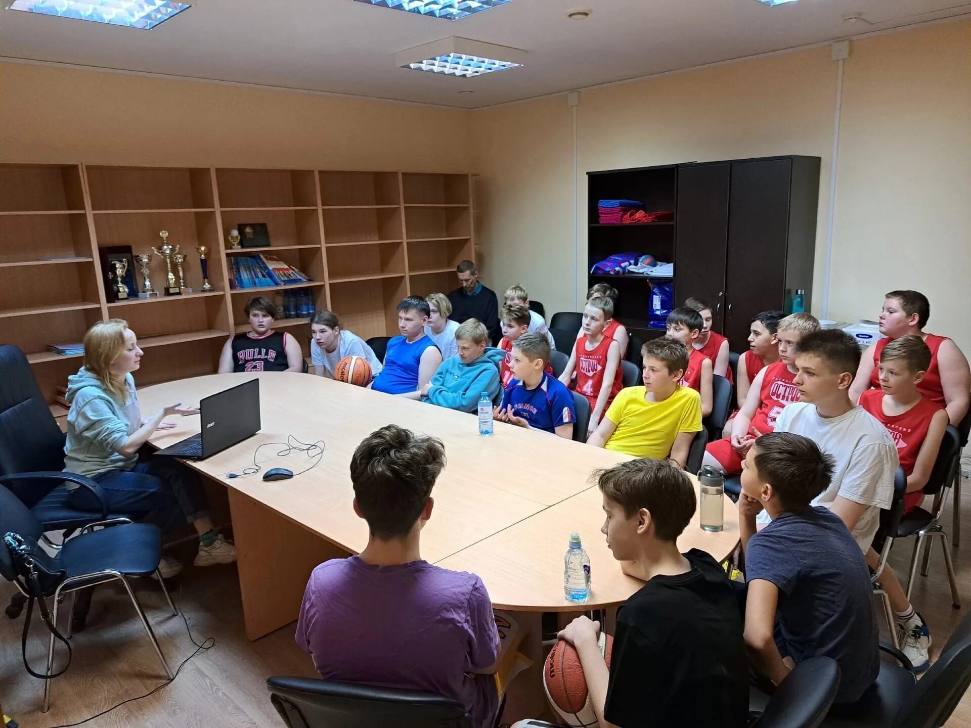 Молодежный центр спб. Молодежный центр питер. Молодежные новинки. Питер руставели 37. Подростков молодёжный центр василеостровского острова.