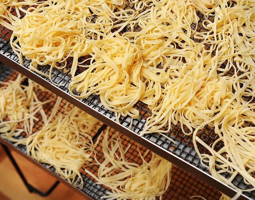 Как сушить домашнюю лапшу в домашних условиях. Сушить домашнюю лапшу. Сушка домашней лапши. Что приготовить с домашней лапшой. Сушить домашнюю лапшу.