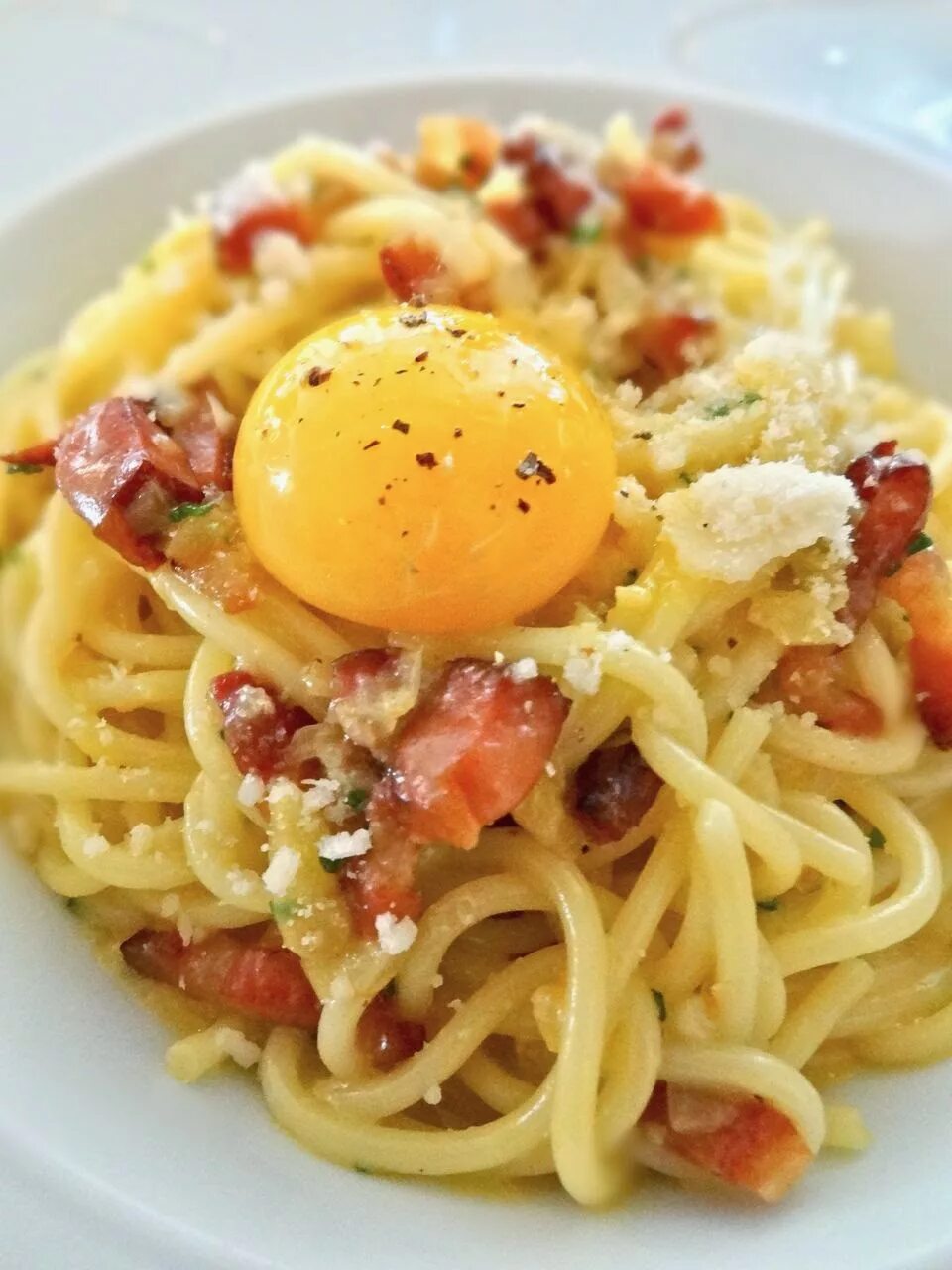 Спагетти для пасты карбонара. Спагетти alla Carbonara. Карбонара Романо. Паста карбонара с желтком.