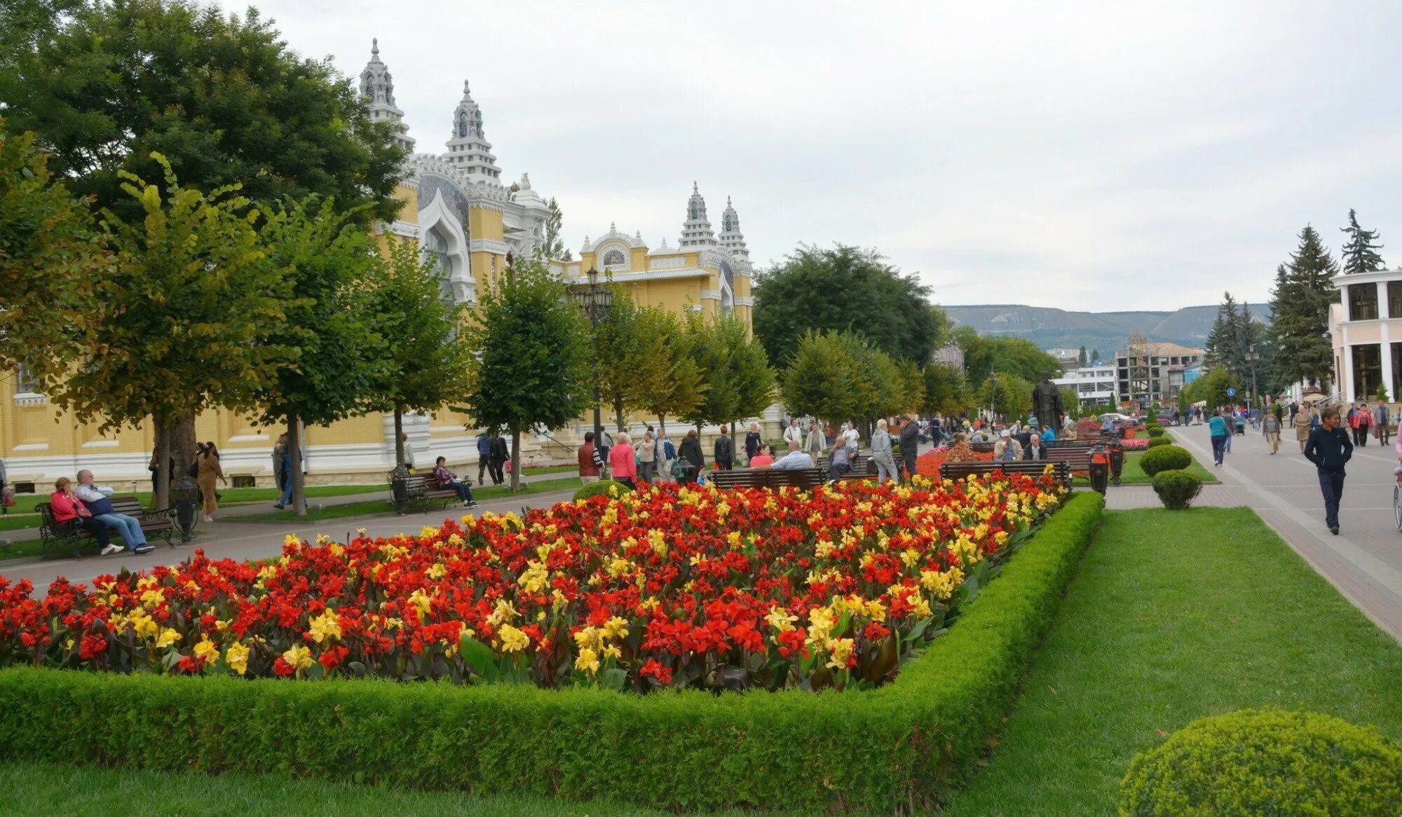 Кисловодск в мае отзывы. Кисловодск парк Курортный бульвар. Курортный бульвар Кисловодска Кисловодск. Парк цветник Кисловодск. Кисловодск парк Курортный бульвар летом.