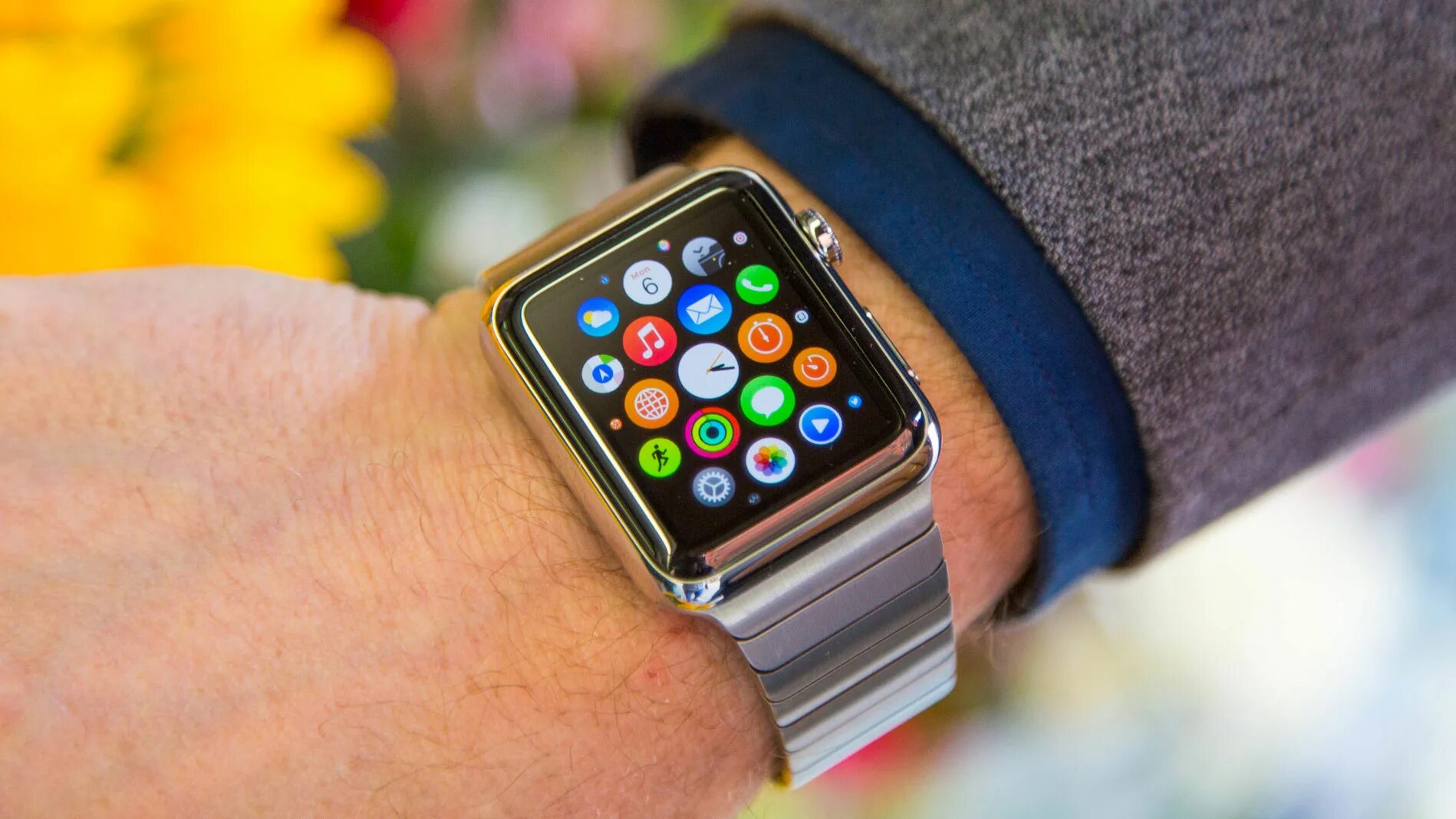 Apple watch 8 ru. Эппл вотч и обычные часы. Apple watch 1 поколения. Аксессуары на часы эпл вотч. Эпл вотч 2016.