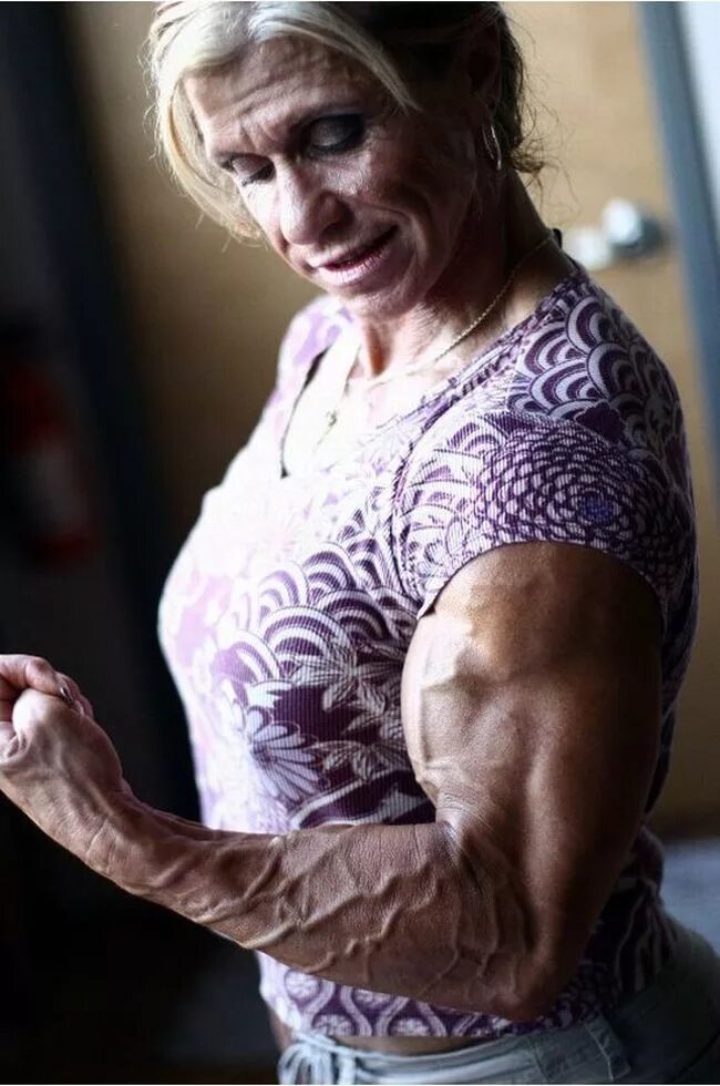 бабуля качок. бабушки качки. накаченные женщины. 68 летняя бабушка бодибилдер. накаченная бабушка.
