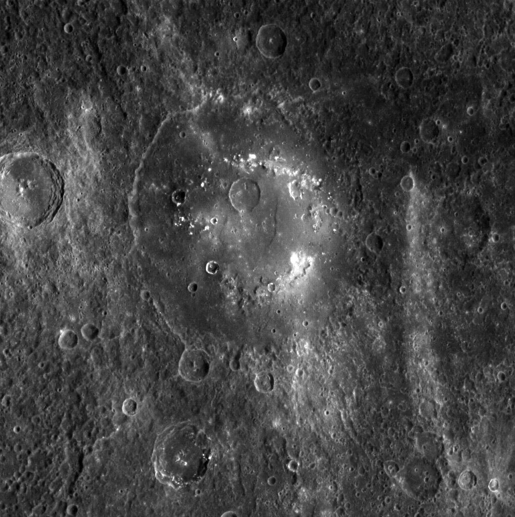 Маринер 10 меркурий снимок. Кратер циолковского. Плоскодонный кратер 4 буквы. Кратер менделеева. Лунные либрации.