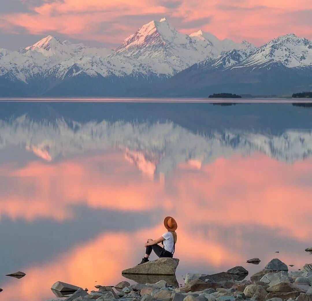 Уединение с природой. Созерцание мира. Озеро рица абхазия. Человек в природе созерцание. Гармония природы.