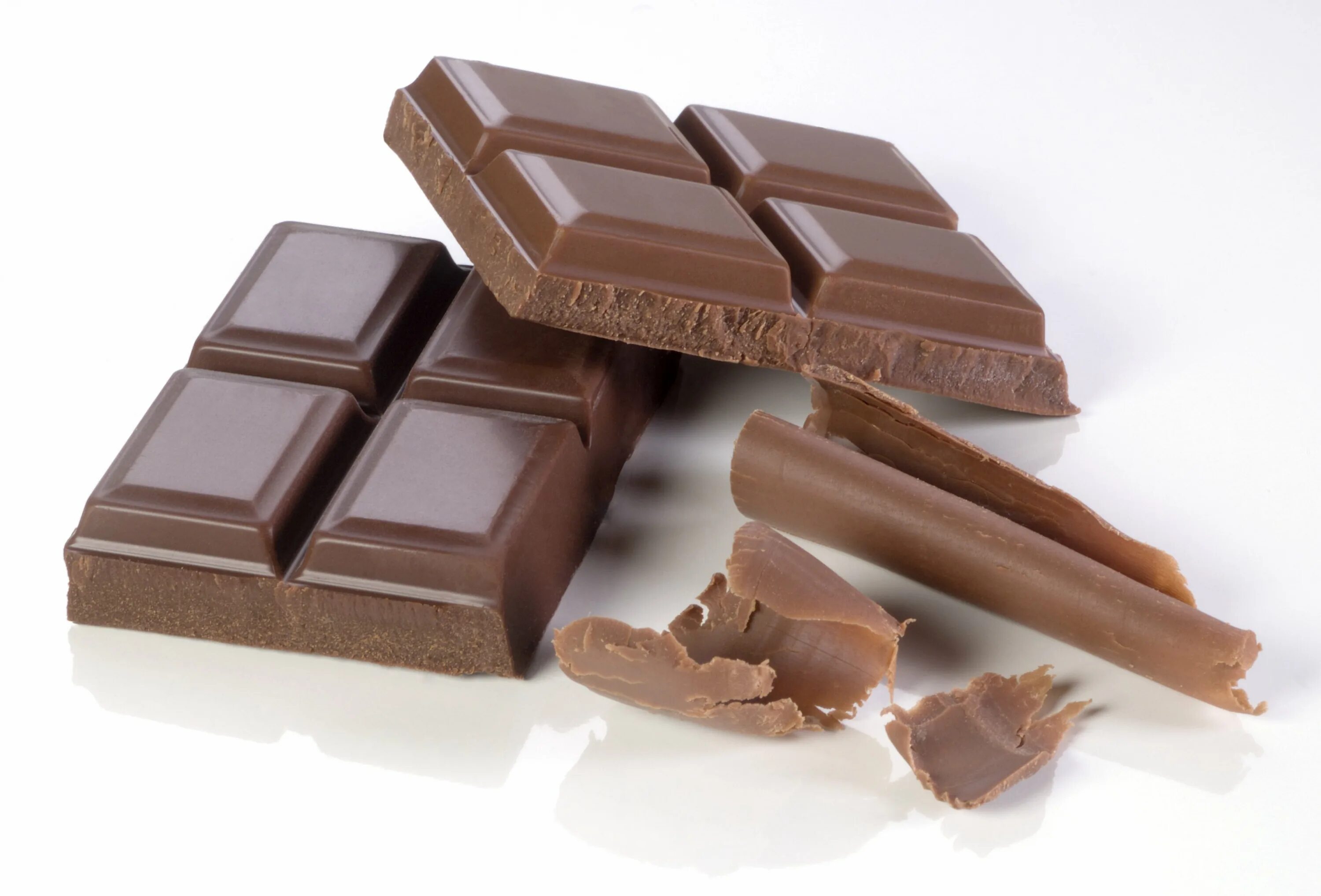 «dark chocolate», темный шоколад швейцария. Шоколад квадратиками. Плитка шоколада. Кусочки шоколада. Дольки шоколада на белом фоне.