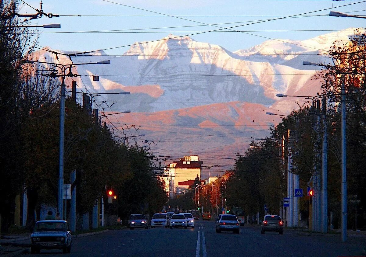 Кбр нальчик. Кабардино-Балкария Нальчик. Нальчик столица Кабардино. Нальчик проспект Ленина горы. Нальчик город горы.