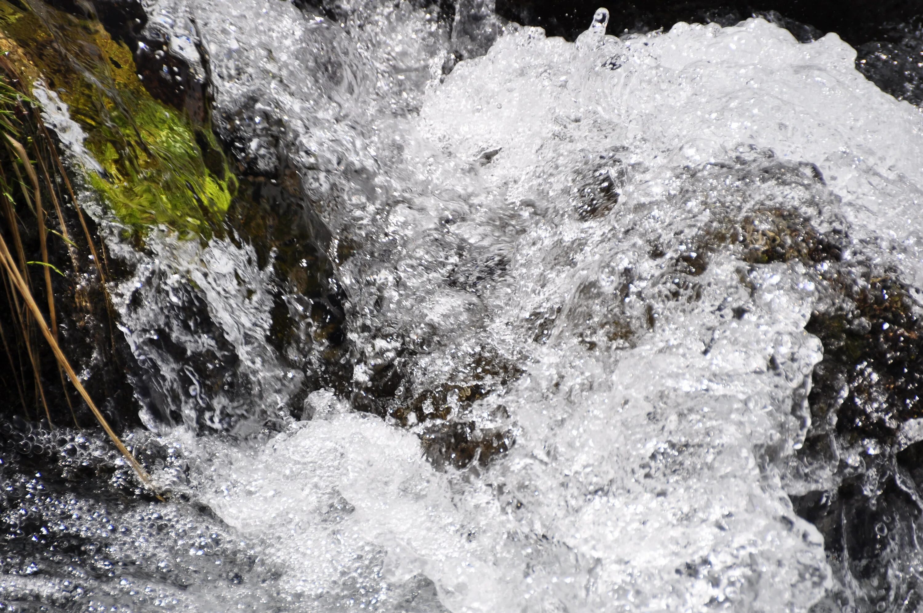 Потоки с гор воды. Вода ручей. Вода поток река макро. Течет вода природа. Фото текущей воды в природе.