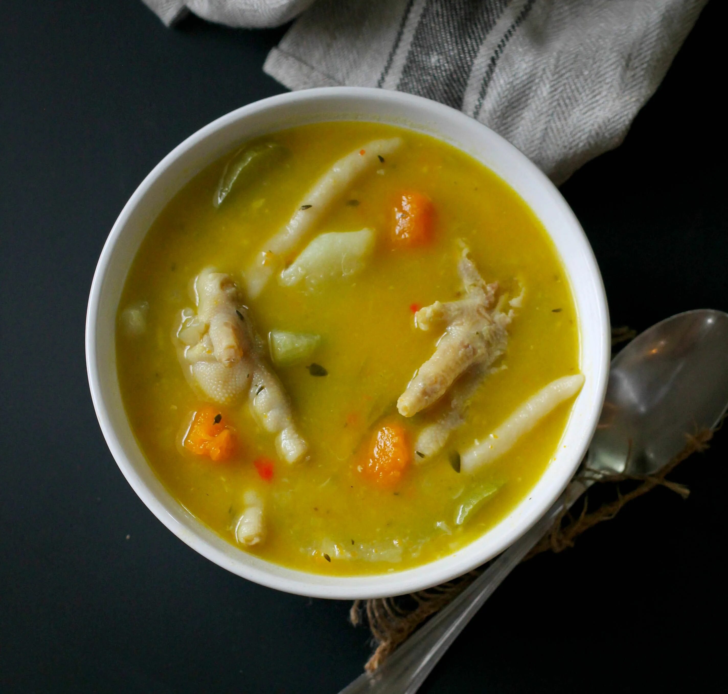 He the soup. Суп из курицы.