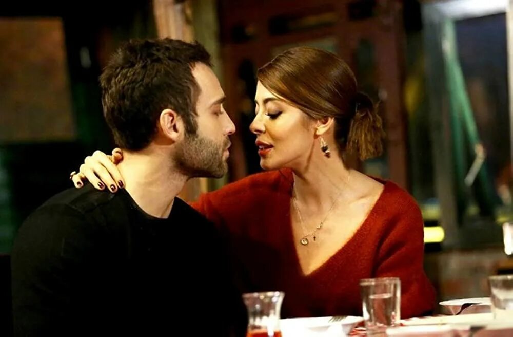 Burcu özberk любовь напоказ. Чаглар эртугрул любовь напоказ турецкий. Чаглар эртугрул. Омер и дефне. Ask 7.