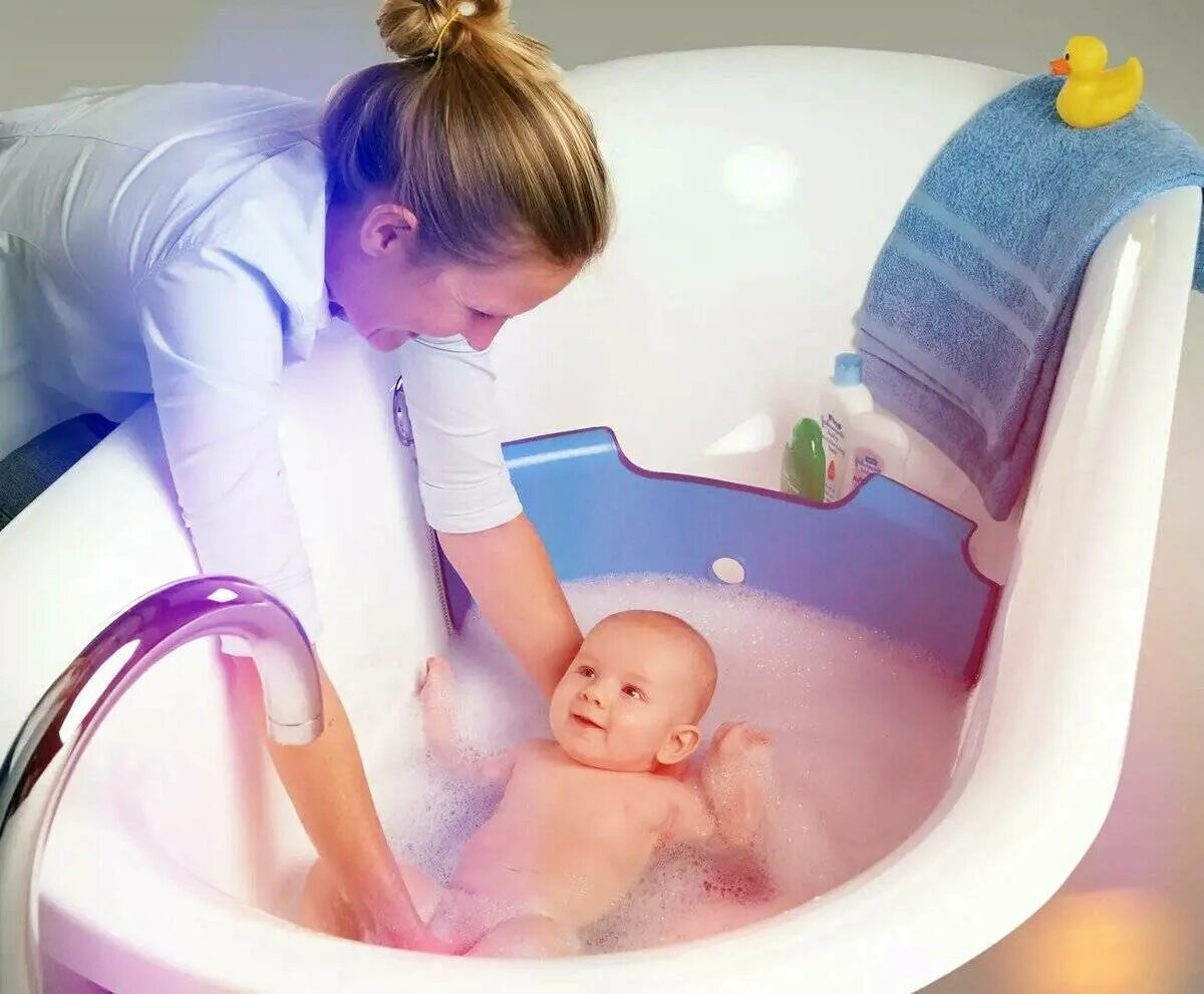 Первая гигиеническая ванна. Гигиеническая ванна новорожденного. Гигиенические ванны для новорожденных. Воздушная ванна для новорожденных. Правильная ванна для грудничка.