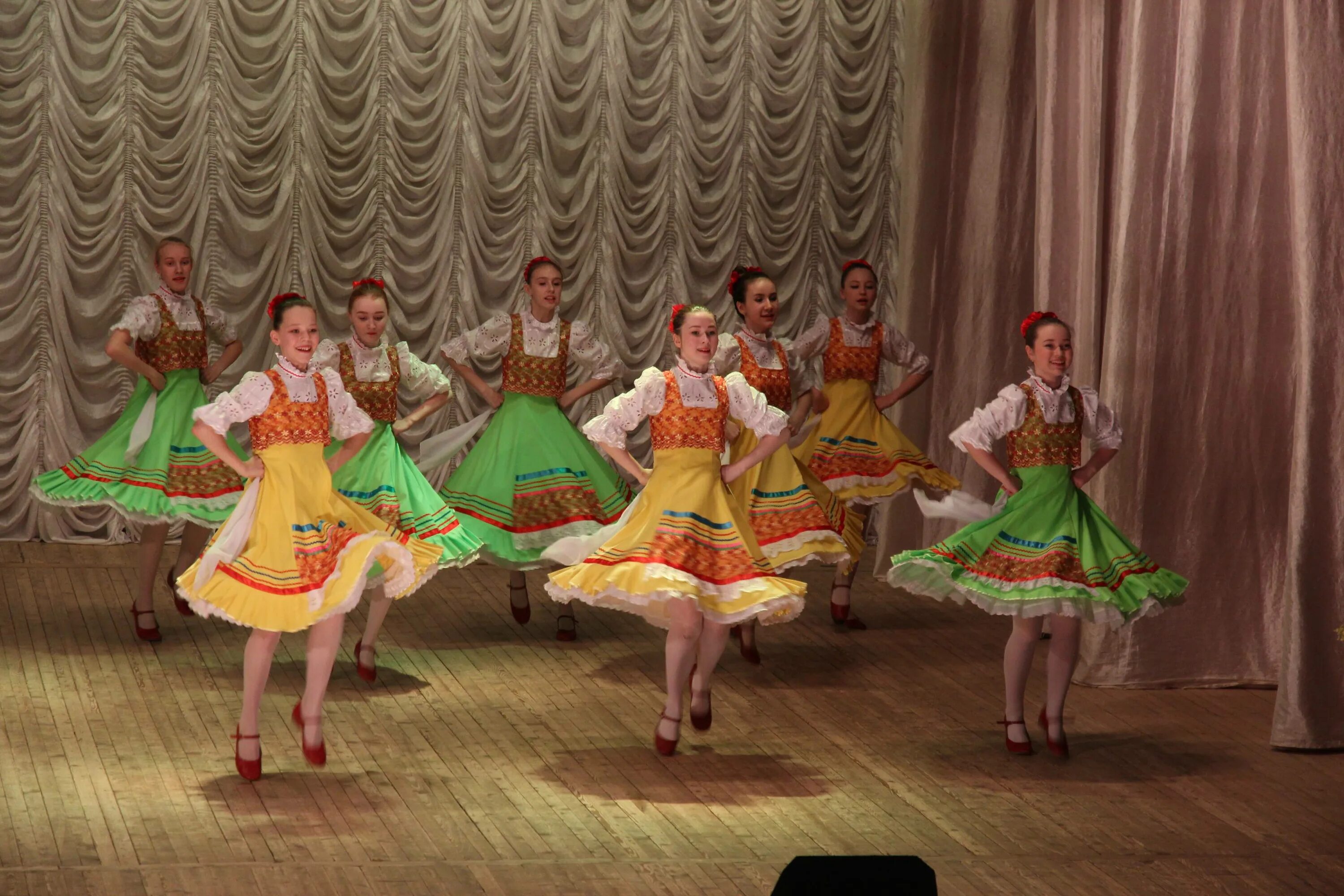 Дк им ю а гагарина усть абакан. Дом культуры гагарина усть-абакан. Дк дружба усть абакан. Зал дкш воркута. Дк гагарина усть абакан.