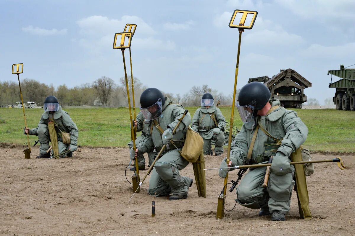 Саперная операция 11. Инженерные войска России разминирование. Инженерные войска саперы. Размининирование местности. Сапёр военный.