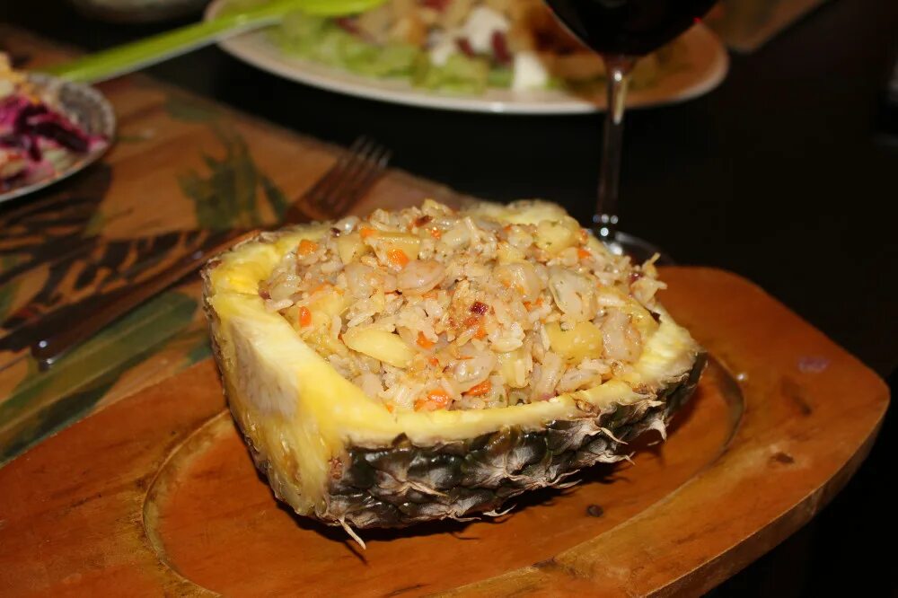 Салат с ананасом в ананасе. Запеченный ананас с креветками. Креветки в ананасе в духовке. Запеченный ананас. Блюда с ананасом.