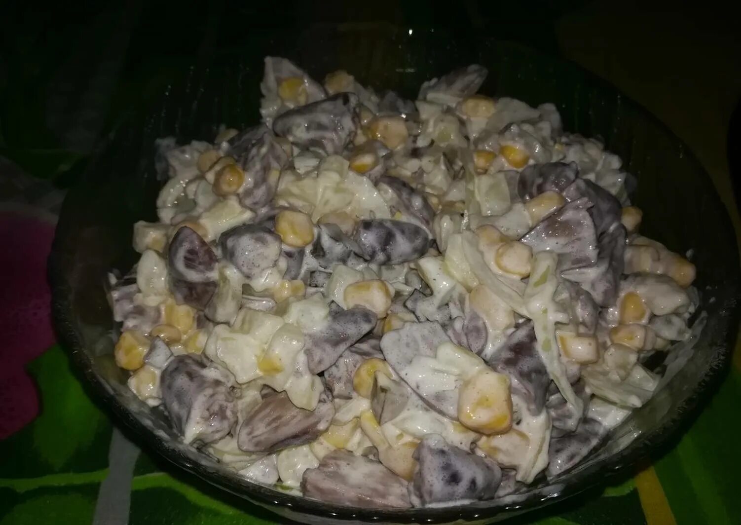 Салат куриные сердечки яйцо. Салат с куриными сердечками. Салат с куриными сердечками. Салат из куриных сердечек и желудков. Салат с куриными сердечками и печенью.