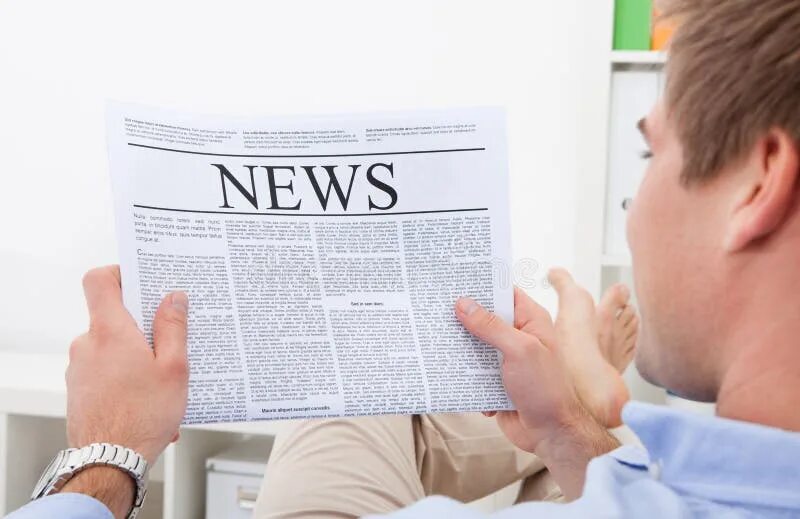 Чтение газеты по диагонали. Чтение газеты. Man reading newspaper. Человек читает газету со спины. Reading the News.