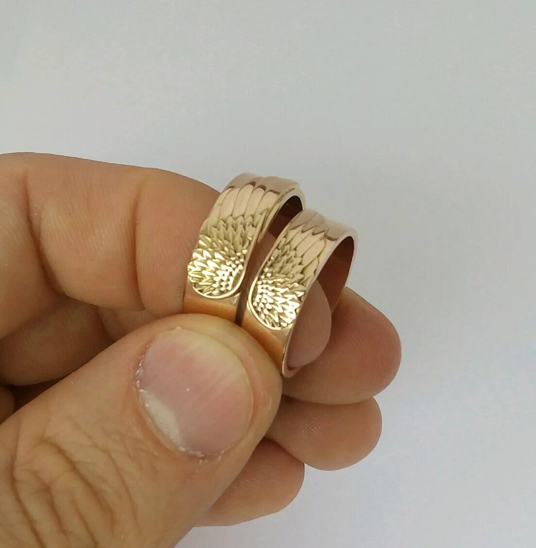 Широкое кольцо. Необычные обручальные кольца. Широкое кольцо из золота. Широкие обручальные кольца. Толстое золотое кольцо