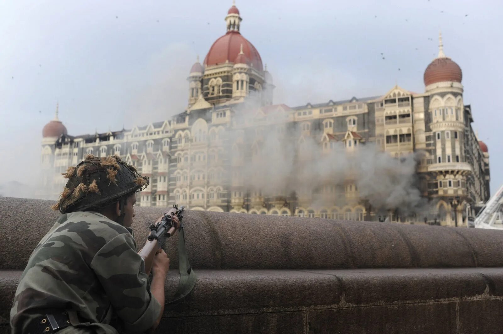 Индия 2008 теракт отель Мумбаи. Мумбаи 2008 Тадж Махал теракт. Отель Тадж Махал в Мумбаи теракт 2008. Атака Мумбаи 2008 террористы. 10 ноября 2008