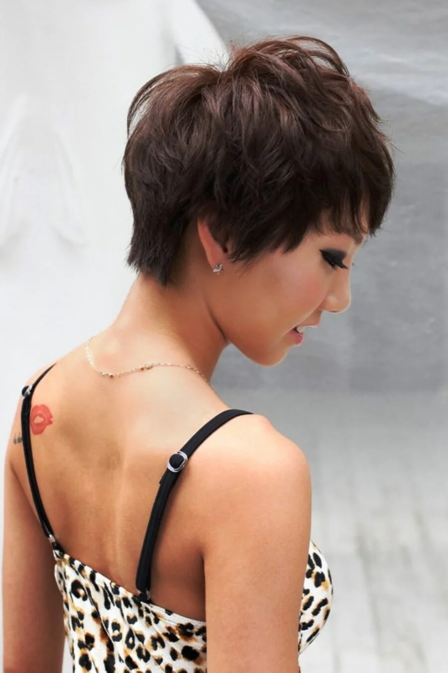 стрижка пикси гаврош. короткие стрижки с прикрытыми ушами. стрижки женские уши закрыты. модные прически. стрижки женские уши закрыты.