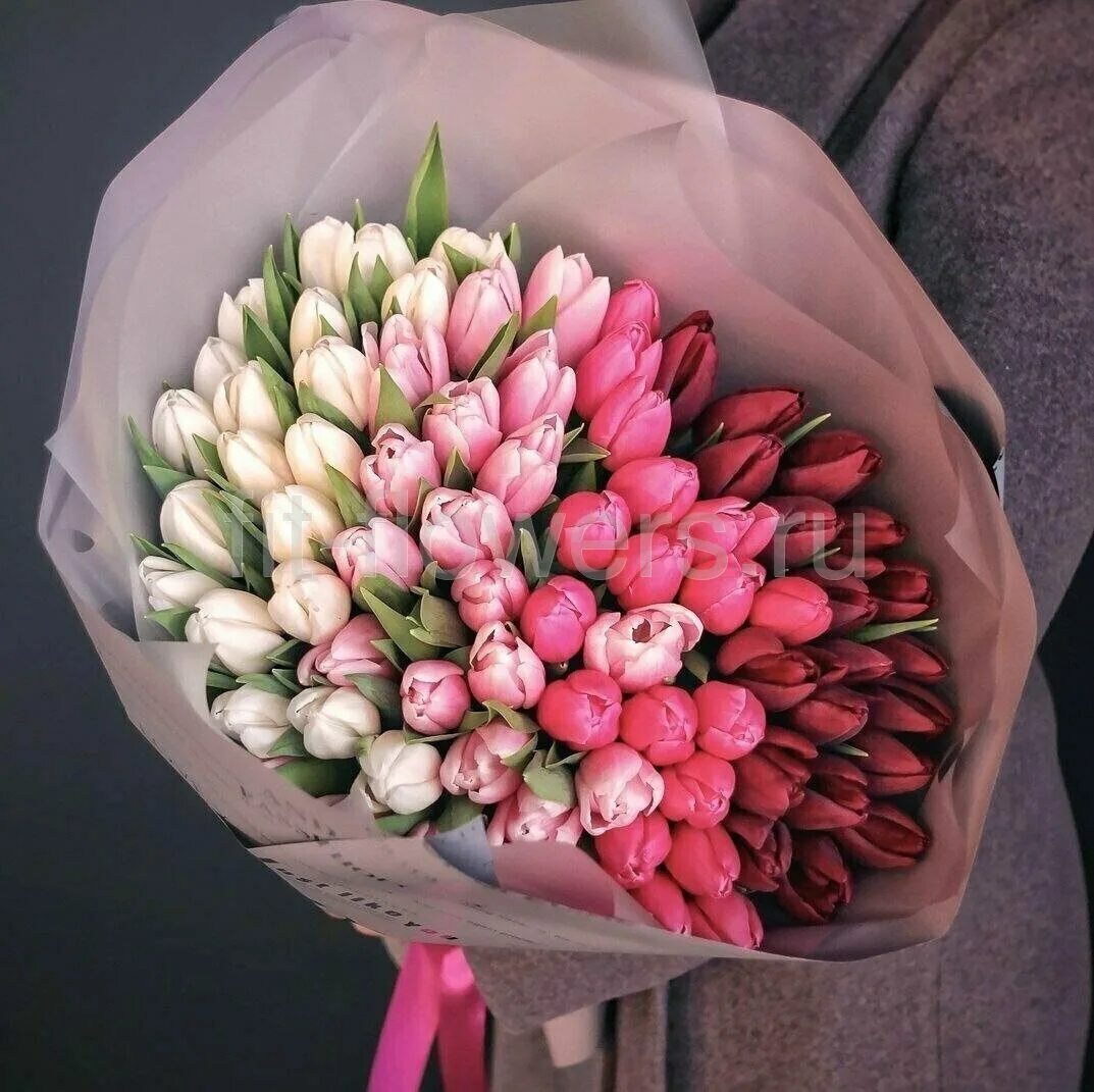 как сделать эту задачу. 201 тюльпан в корзине. тюльпаны на рынке. букет тюльпанов и сладости. тюльпаны в машине.