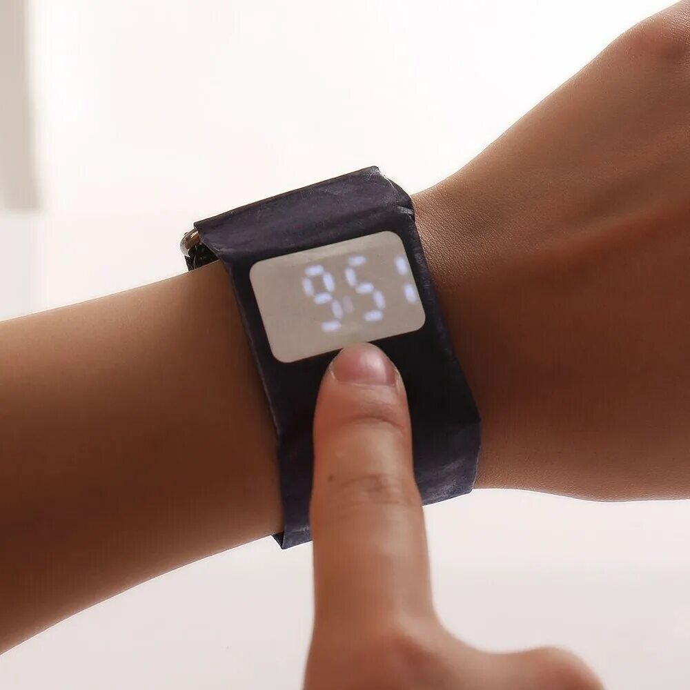 бумажные часы на руке. часы на электронной бумаге. бумажные часы на руке. браслет с часами. бумажные часы paper watch.