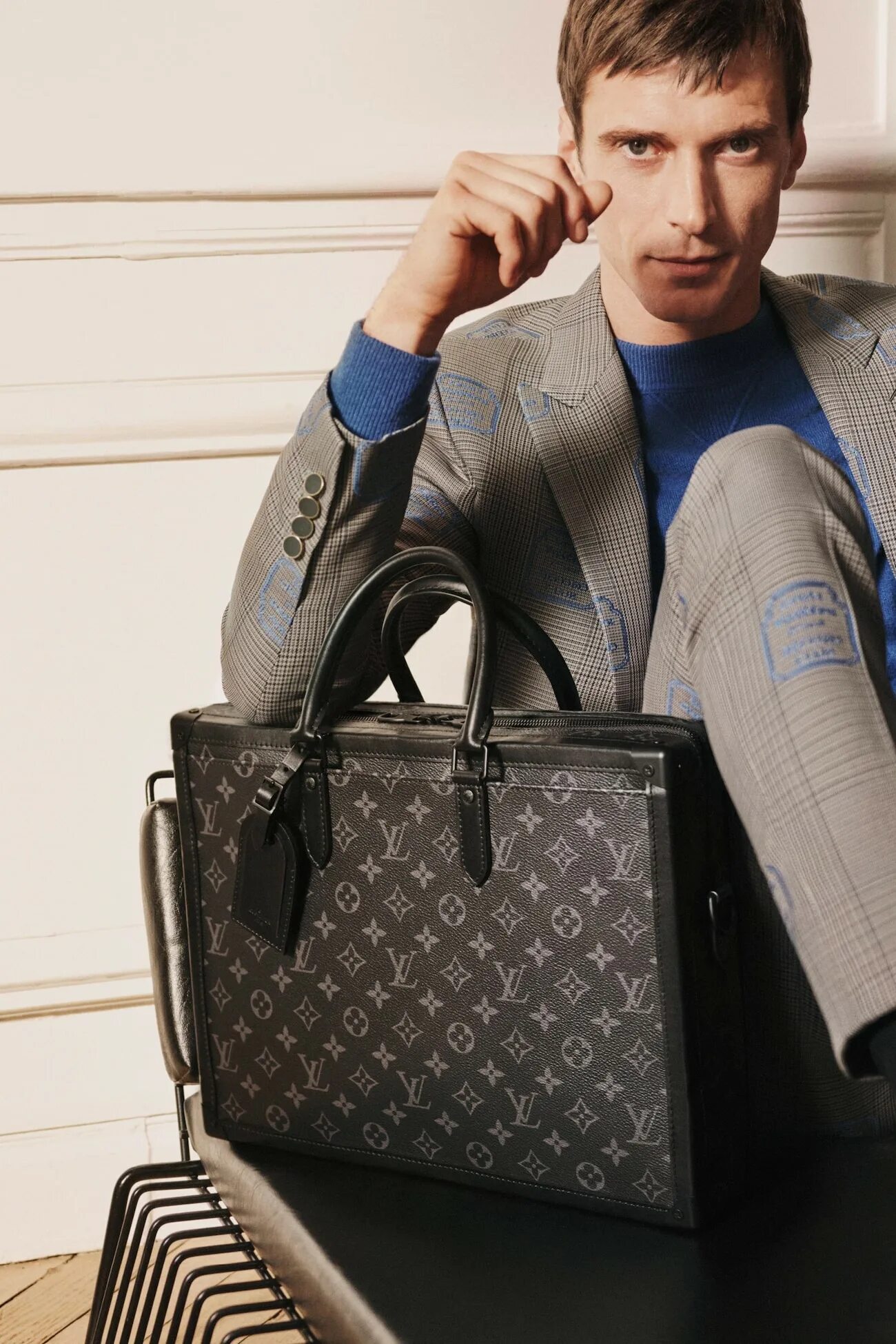 Мужской луи. Луи Вентон. Louis Vuitton Soft Trunk. Хозяин Луи Виттона. Шарль Луи витон.