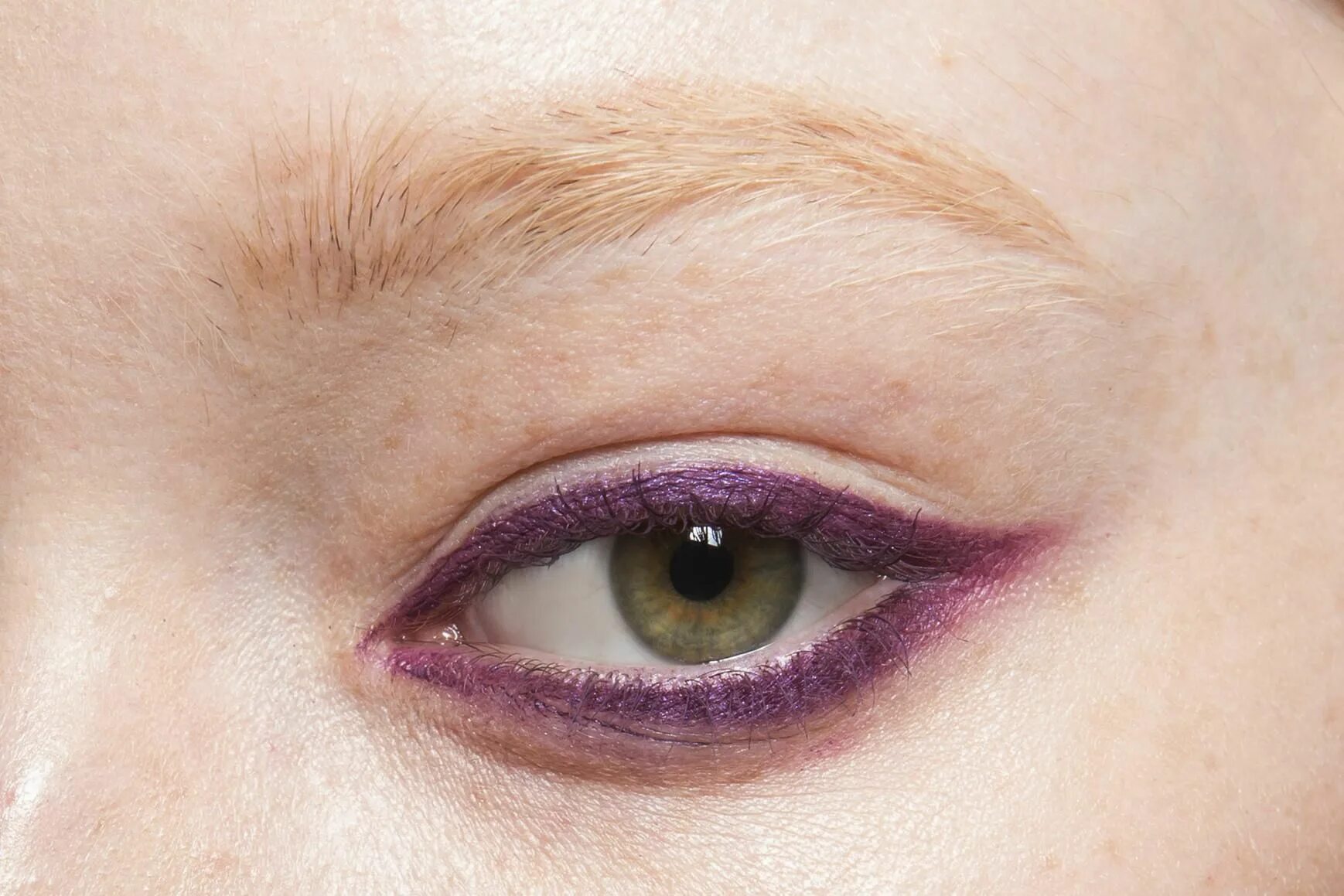 Color eyeliner. Фиолетовый карандаш для глаз. Бордовая подводка для глаз. Розовая подводка для глаз. Фиалковый карандаш для глаз.