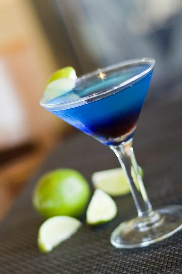 Голубая лагуна blue lagoon коктейль. Коктейль блю кюрасао. Блю кюрасао. Блю кюрасао ликер. Голубая лагуна коктейль алкогольный.