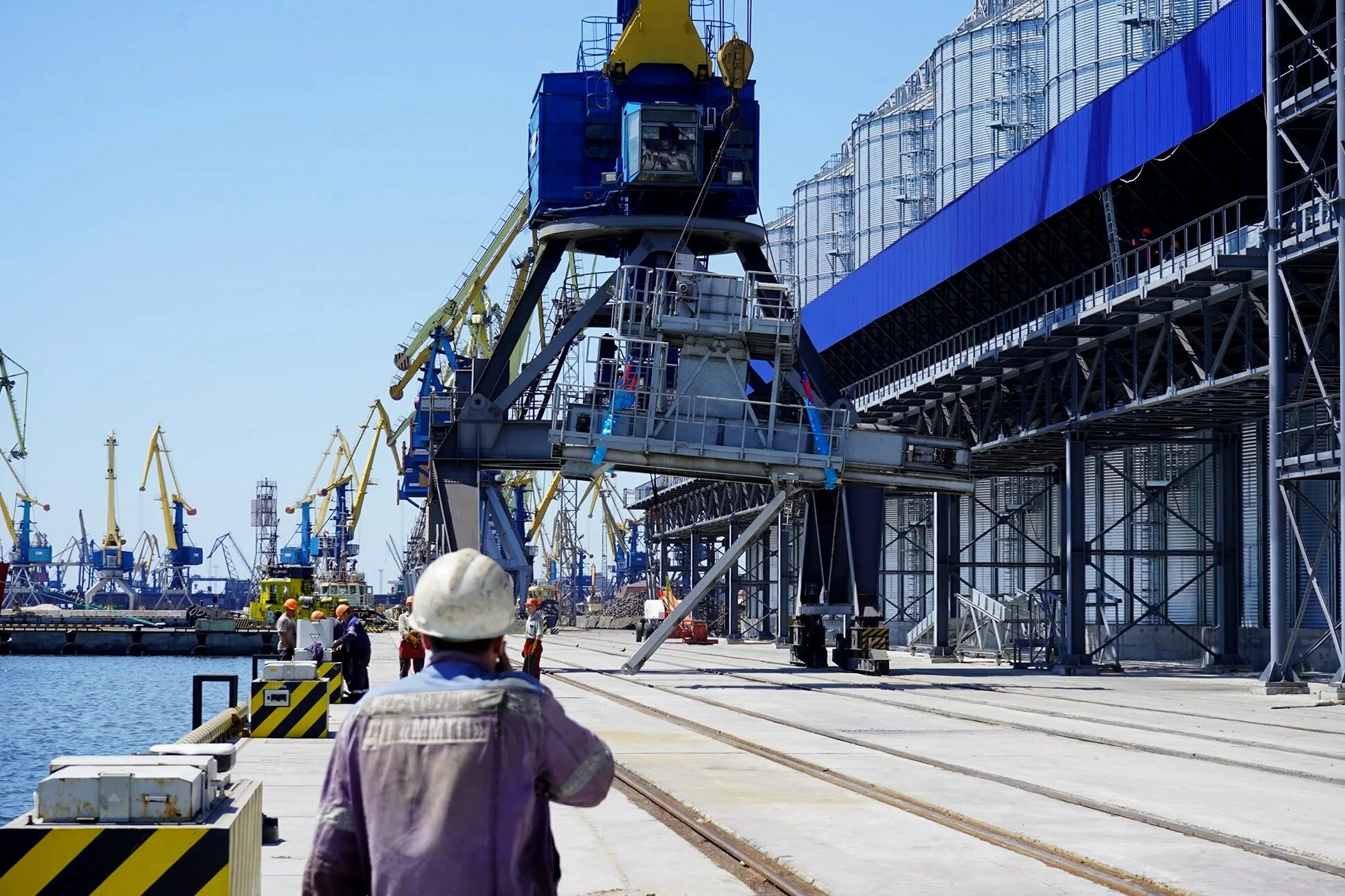 Оператор мариуполь. Зерновой терминал в мариуполе. спм судопогрузочная машина. морской порт мариуполь. причалы порта мариуполь.