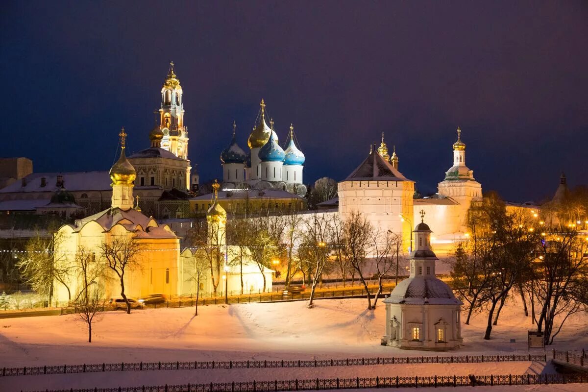 Загорск троице-сергиева лавра. Как раньше назывался сергиев. Как раньше назывался сергиев. Cdznjnhjbnwrfz cthubtdf kfdhd. Сергиев посад лавра со смотровой площадки.