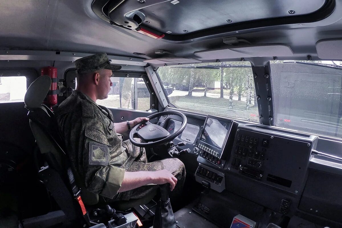 Водителю военного автомобиля. Военный водитель. Военный КАМАЗ С водителем. Водитель военного автомобиля. Военные водители России.