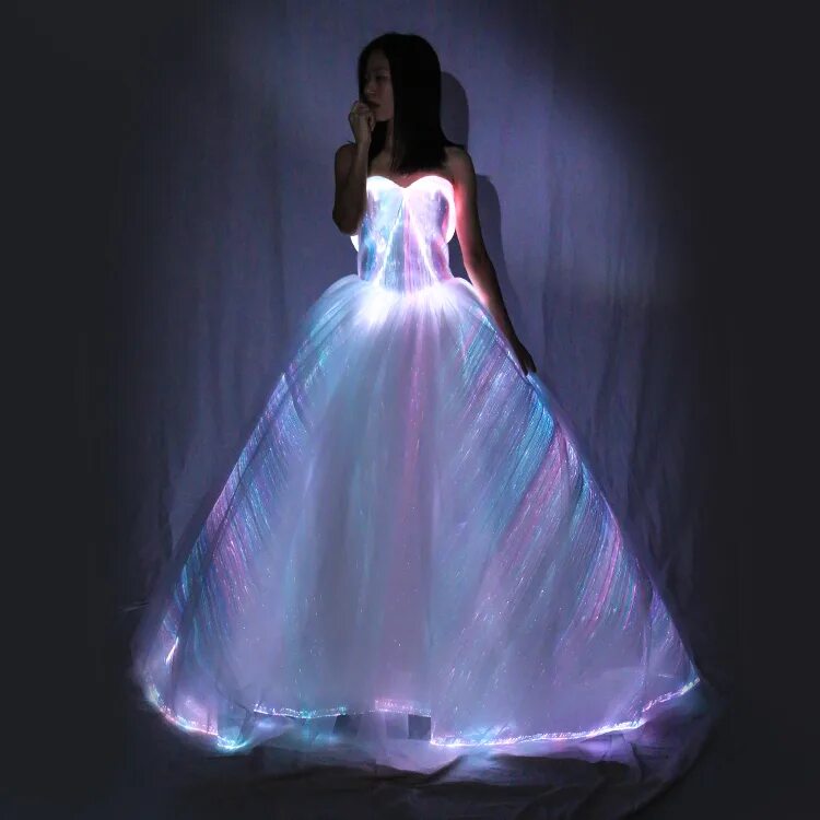 Ткань светится. Светящееся свадебное платье. Свадебное платье светящееся в темноте. Свитящиеся свадебное платье. Свадебное платье светится.