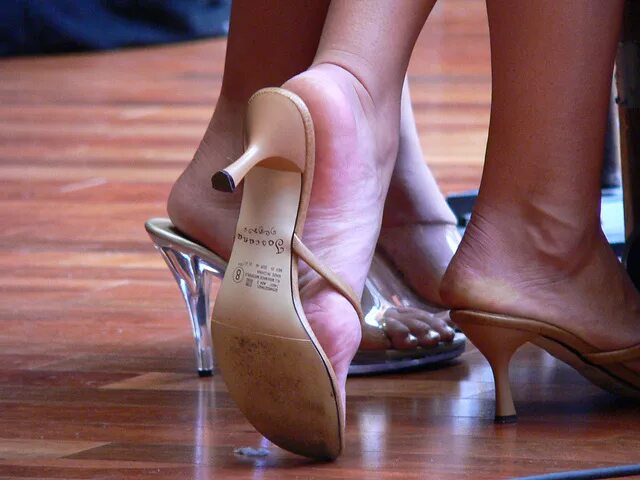 Dangling shoeplay. Shoe play. ступни shoeplay. Shoeplay балетки. Shoe play.