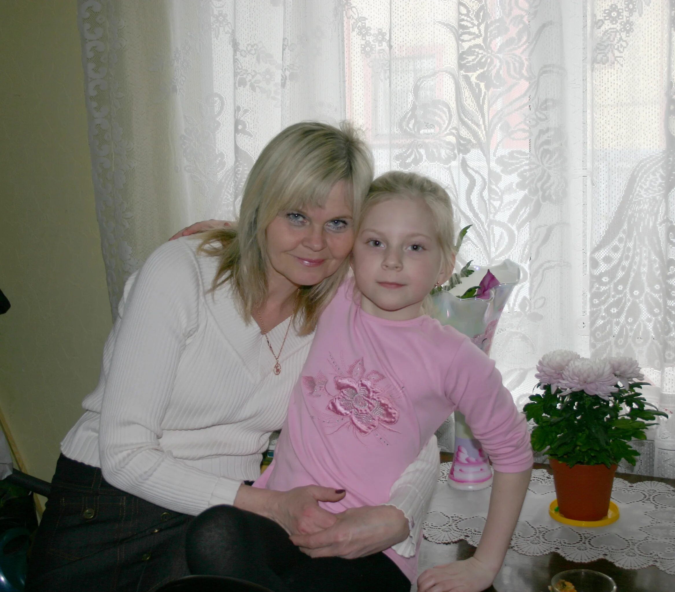 познакомиться с девочкой 7 лет. познакомиться с девушкой с детьми. девушка с ребёнком знакомиться. девушка с ребёнком знакомиться. девки из детдома.