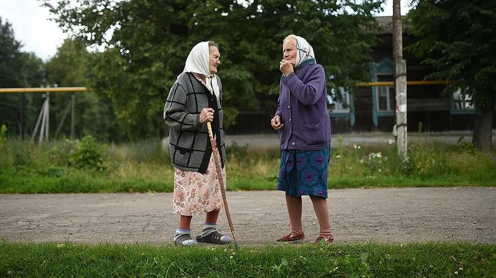 Пошли подруга. Деревенская бабушка. Старушка в деревне. Две старушки. Бабка в деревне.