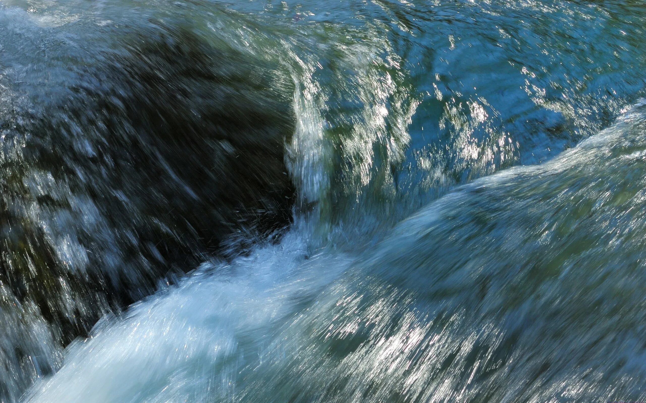 Течение воды. Поток воды. Бурная вода. Сильное течение реки.