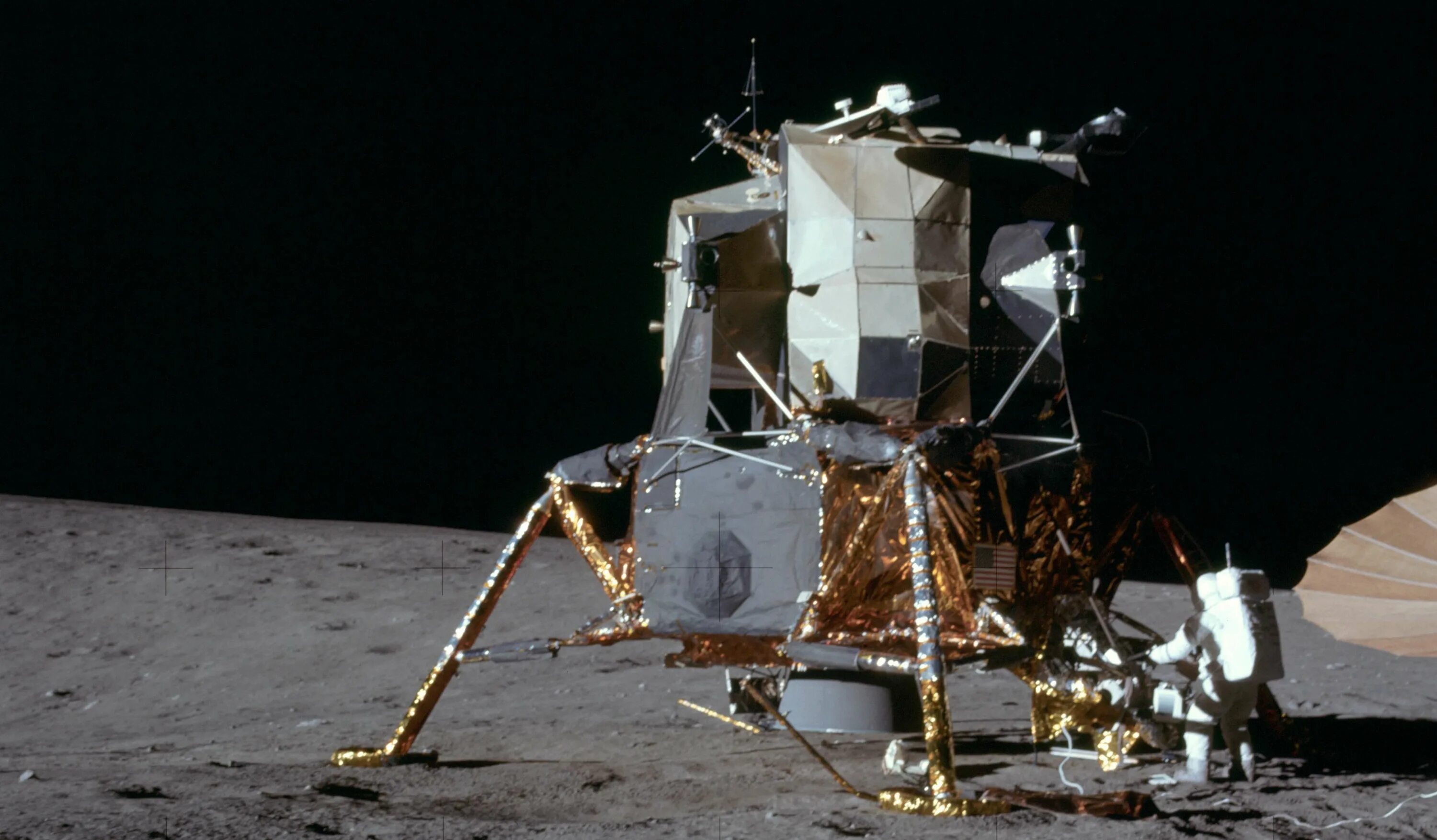 Какой аппарат совершил первую посадку на луну. Космический корабль Аполлон 11. Лунный модуль Аполлон 17. Аполлон 11 приводнение. Лунный модуль Аполлон 11.