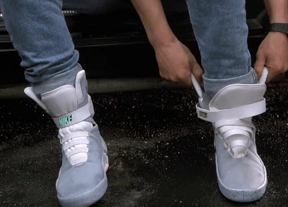 Кроссовки Марти Макфлая. Кроссовки Nike mag back to the Future. Nike Air mag Marty MCFLY. Найк самозавязывающиеся кроссовки назад в будущее. При какой температуре носят кроссовки