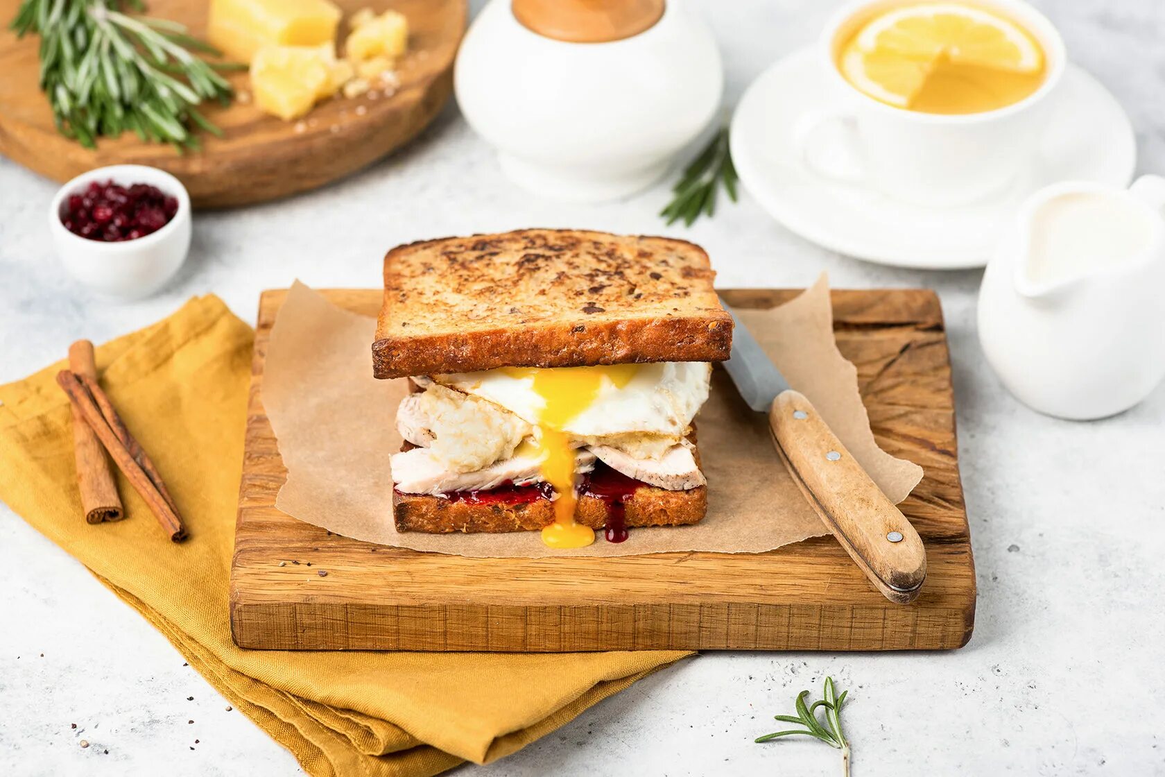 Хлебобулочные изделия на завтрак. Тосты на завтрак. Хлебный завтрак. Тосты на завтрак. Кремовый хлеб.