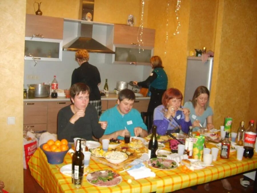 Кухонные посиделки. Посиделки на кухне. посиделки на кухне фото. посиделки на кухне питер. посиделки на кухне 2005.