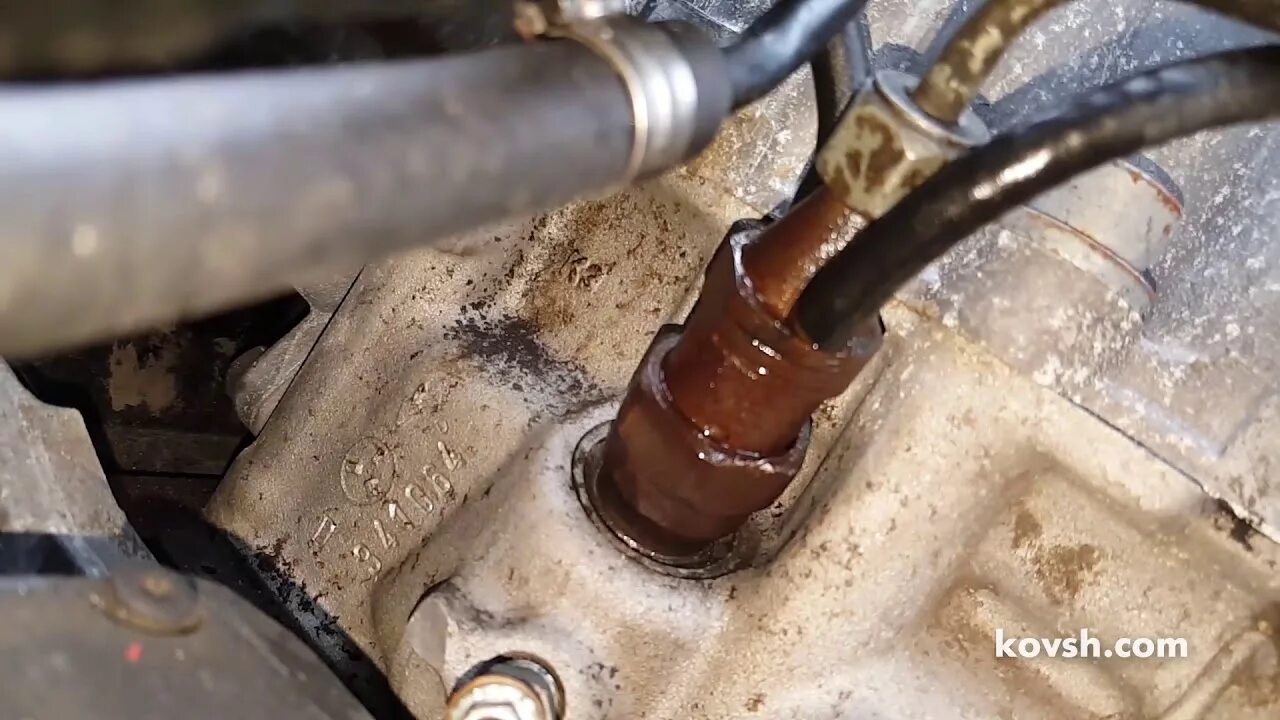Давит из под форсунки. Дизель газы из под форсунки. дизель сифонить из под форсунки. из под форсунки идут газы дизель. пропускает газ из под форсунки.