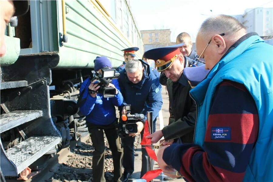 Новости про новое. Красноярск высококвалифицированные работники. Железнодорожный работник. Железнодорожников Красноярский край. Открытый вагон поезда.