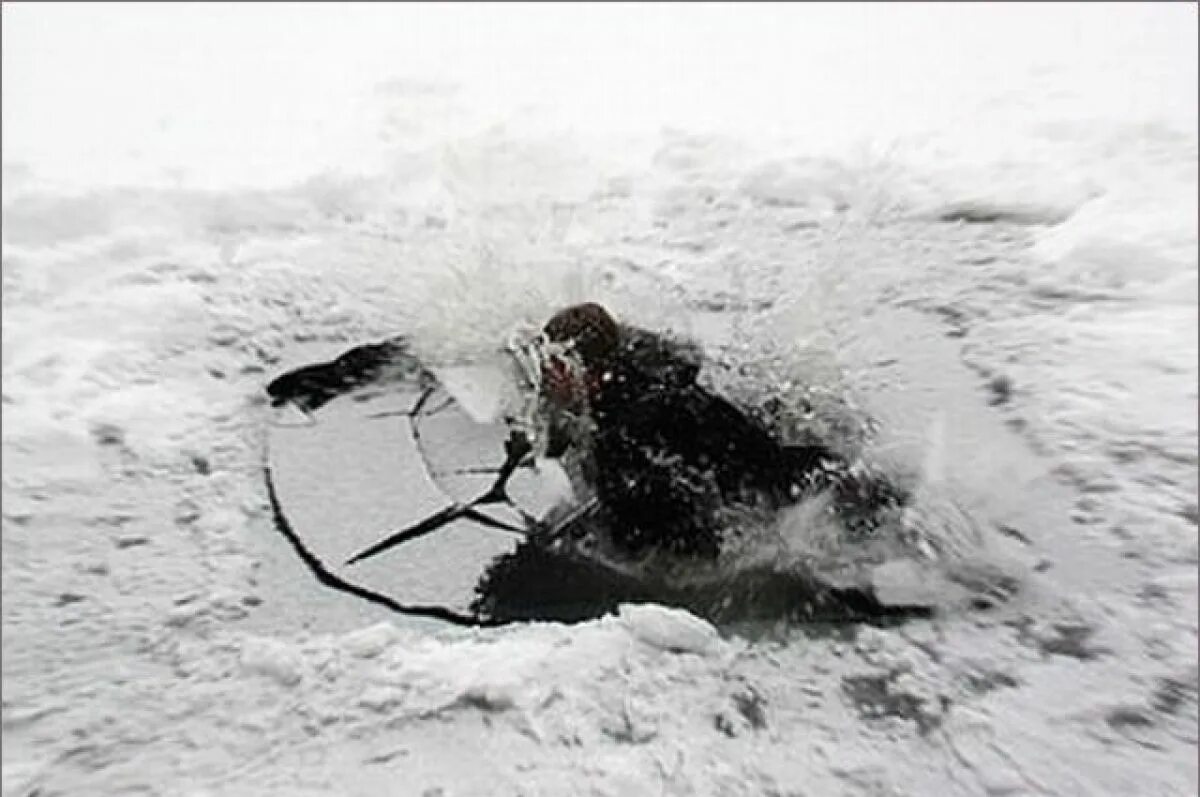 Мальчик провалился под лед. Какое тело не утонет в воде кирпич