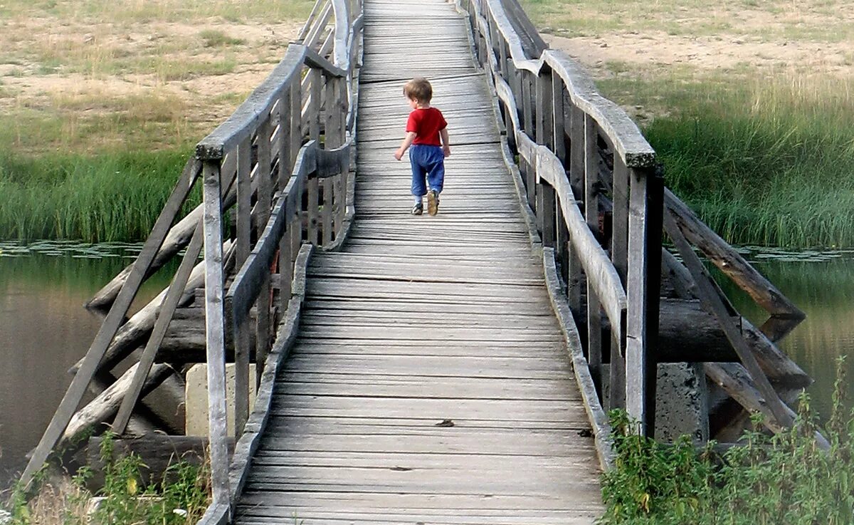 Человек шел через реку. Человек идет по мосту. Мостик в деревне. Деревянный мост. Перейти мост.