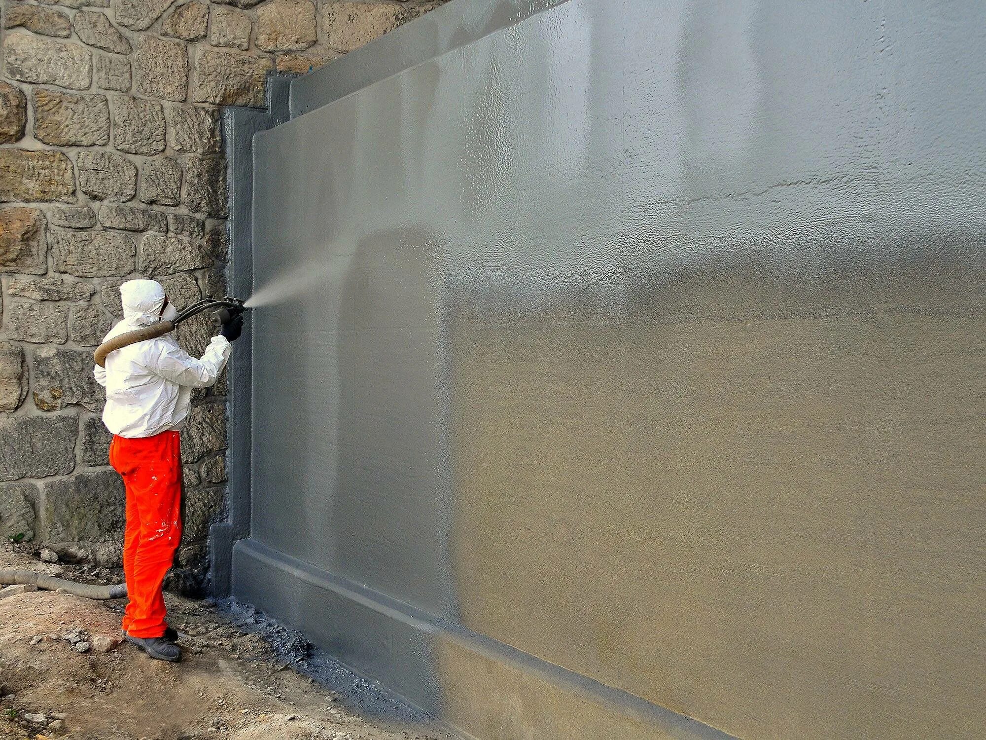 Нужна гидроизоляция стен. Напыляемая гидроизоляция для бетона. Гидроизоляция стен. Гидроизоляция наружных стен. Гидроизоляция для стен снаружи.