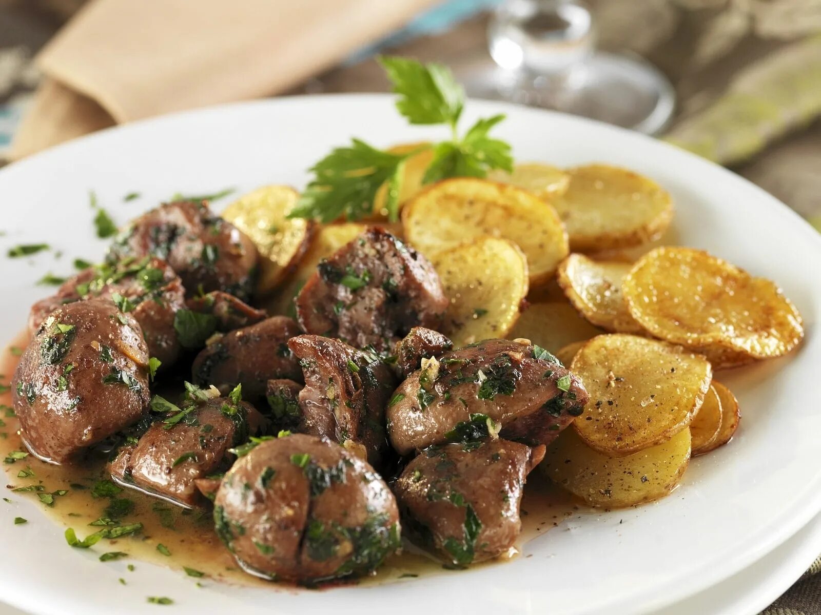 Печень куриная жареная. Блюда из печени. Субпродукты жареные. Приготовить куриные сердечки. Куриные желудки жареные с овощами.