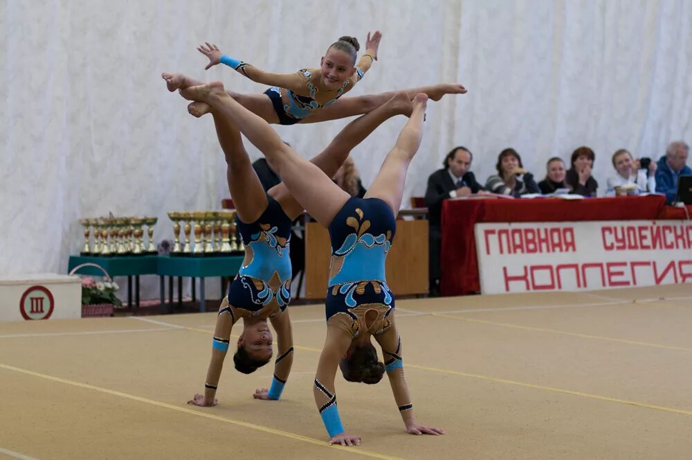 Выступление спортивной акробатики. Акробатические элементы. Спортивная акробатика тройки. Групповаясортивная акробатика.