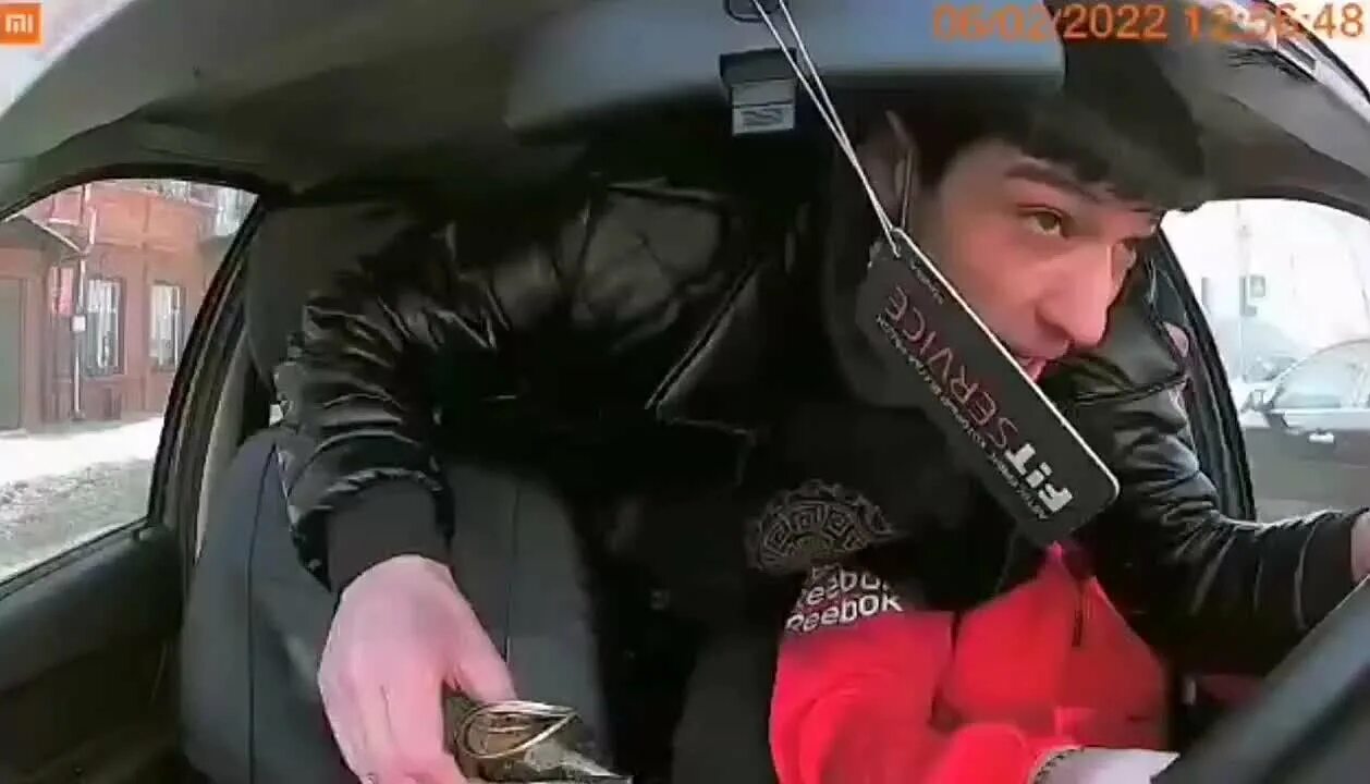 Водитель маршрутки город ноябрьск. Пассажиры в автобусе. Водитель не остановил пассажира на автобусе. Водитель маршрутки. Буйный пассажир маршрутки.